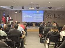 Rosario Celedón expone en seminario UST