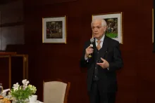 Enrique Marshall expone en desayuno DCV 